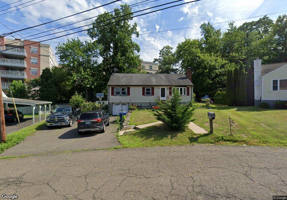 225 Crestview Dr, Bridgeport, CT 06606 - photo 1