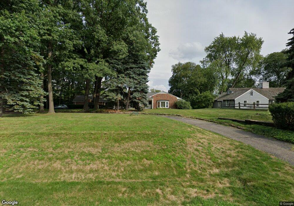 2055 W Bend Ct, Bloomfield Hills, MI 48302 - photo 1