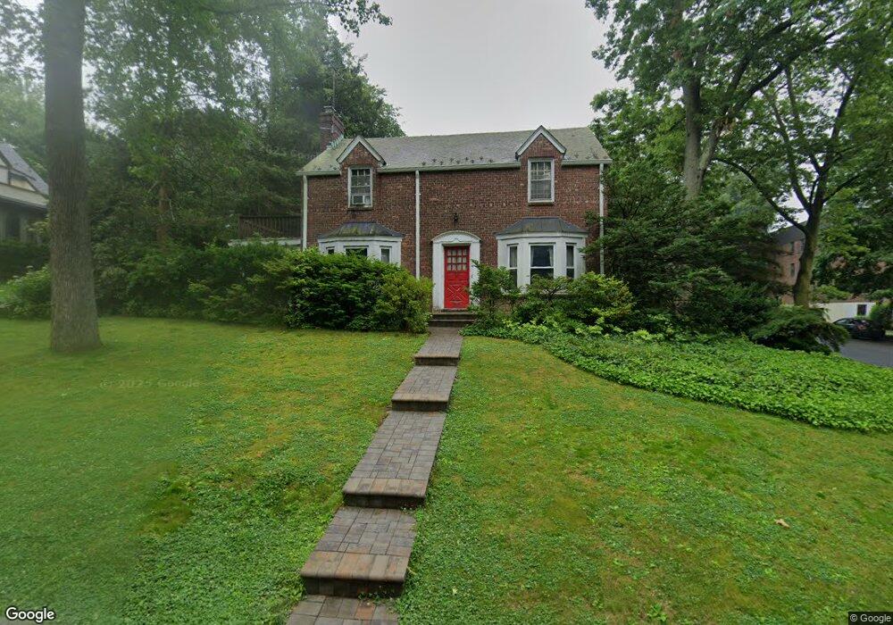 14 Welwyn Rd, Great Neck, NY 11021 - photo 1