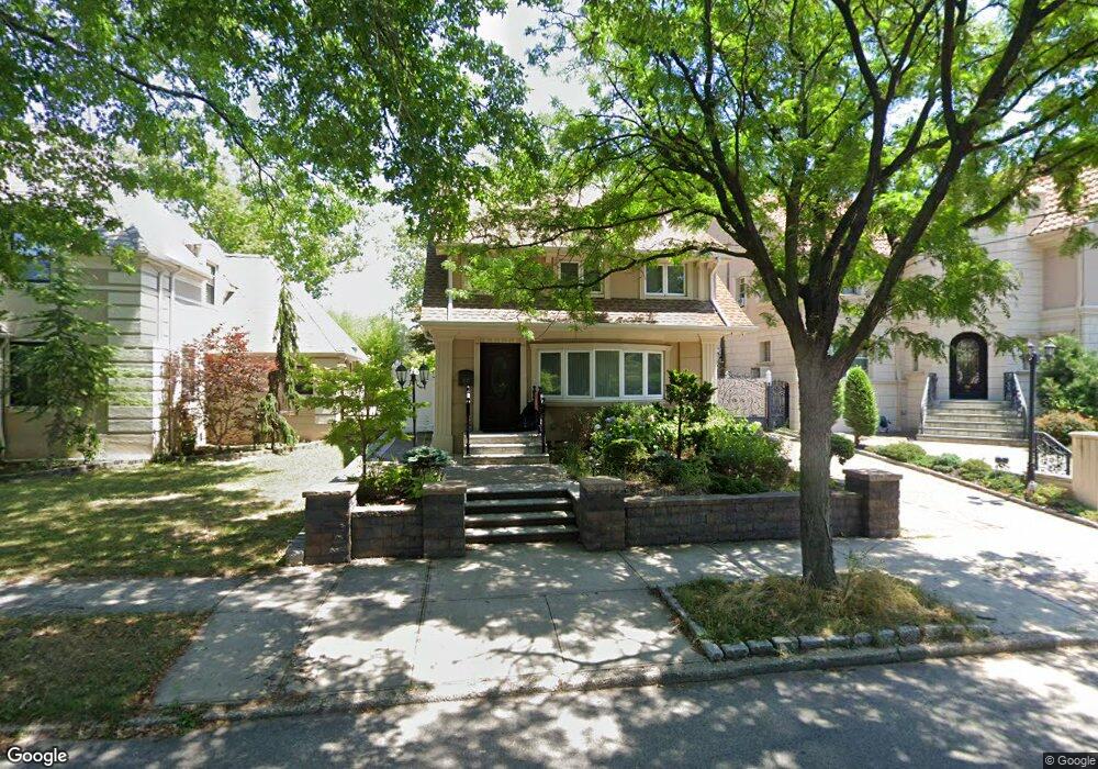 417 Parsons Blvd, Whitestone, NY 11357 - photo 1