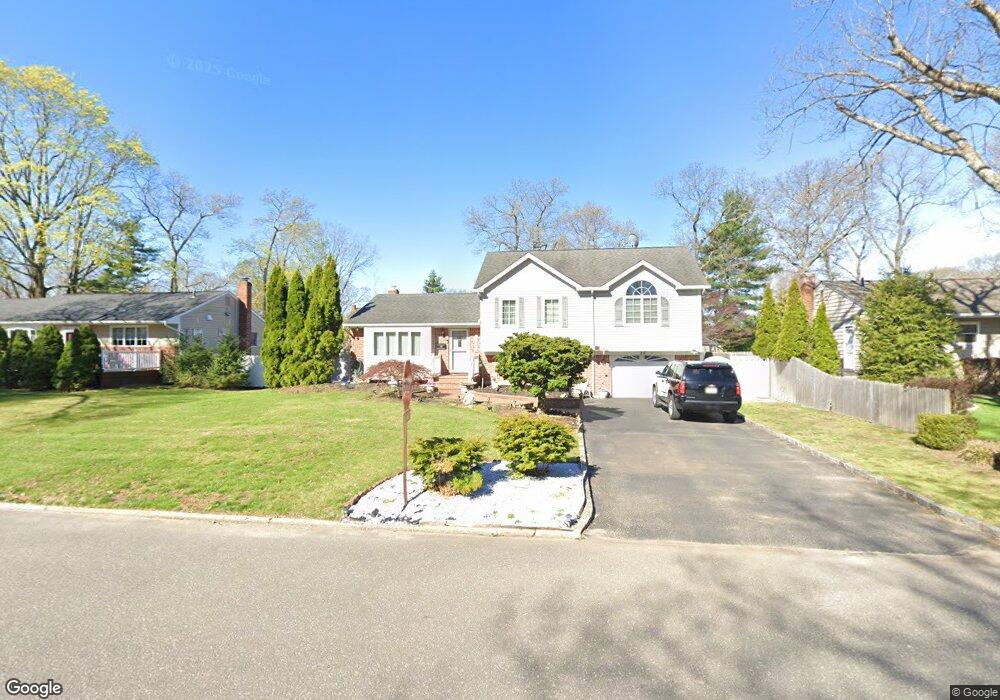 26 Apple Ln, ComMacK, NY 11725 - photo 1