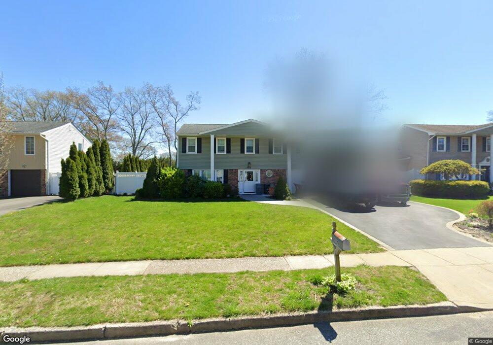30 Wesleyan Rd, ComMacK, NY 11725 - photo 1