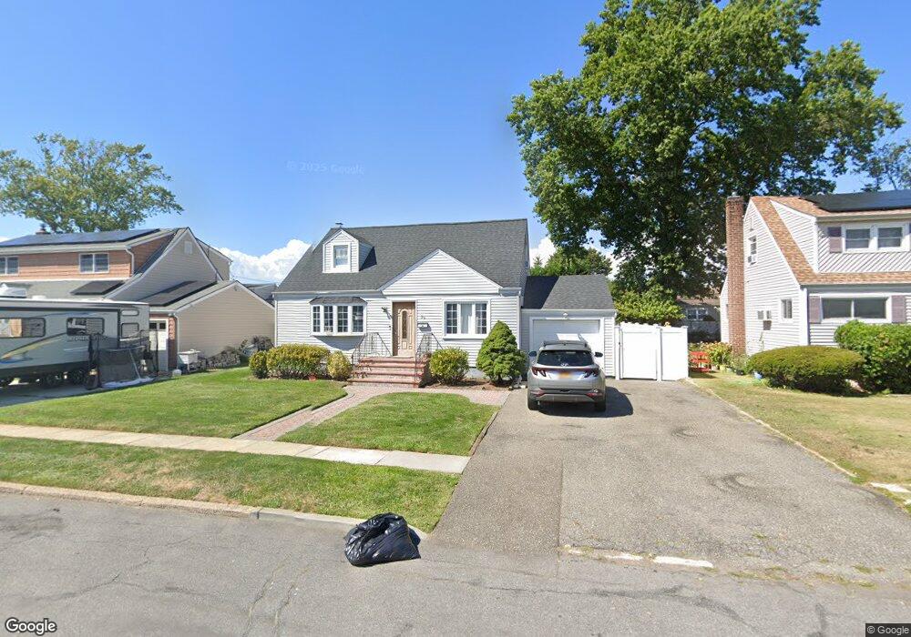 39 Maple Dr unit 2nd Fl, Lindenhurst, NY 11757 - photo 1