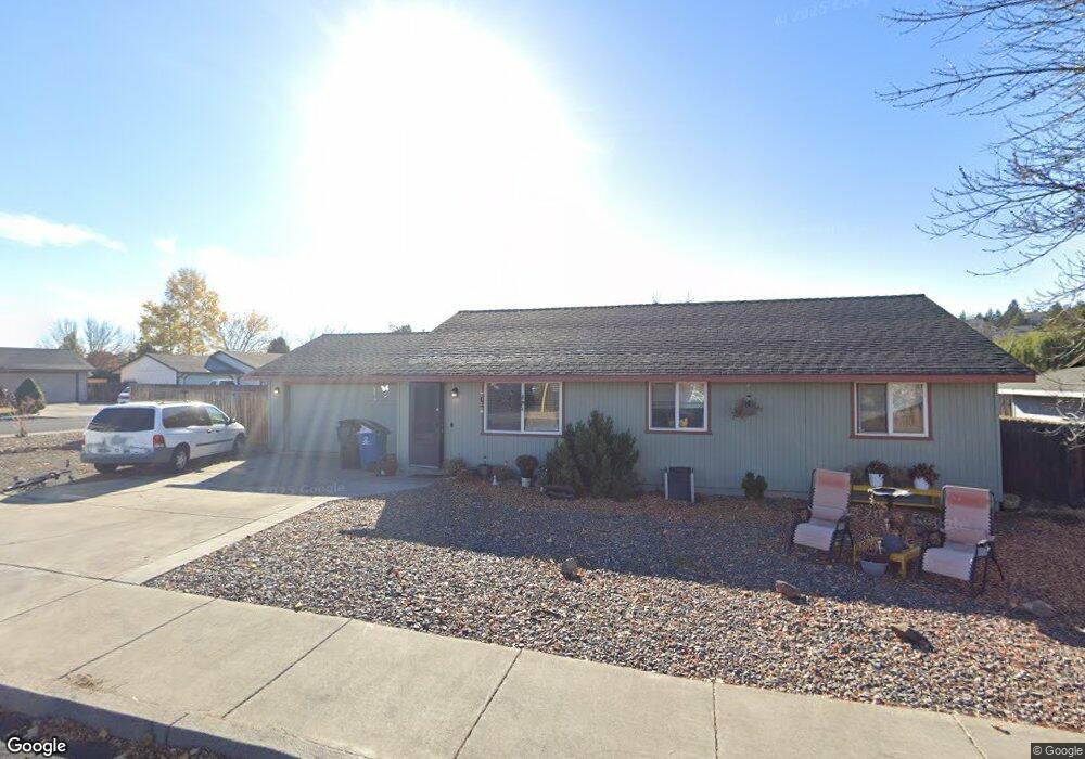 3302 SW Reindeer Ave, Redmond, OR 97756 - photo 1