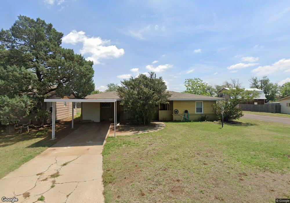 300 Zephyr St, Plainview, TX 79072 - photo 1