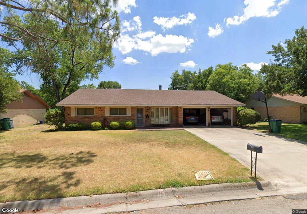 2010 Maplewood Dr, Gainesville, TX 76240 - photo 1