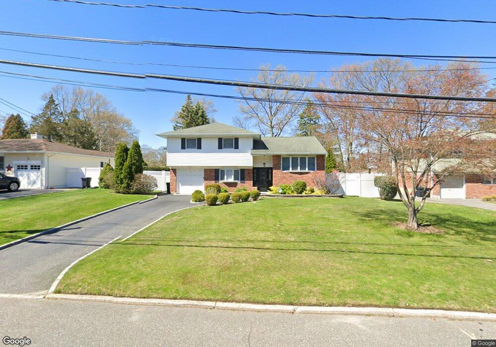 5 Radcliffe Rd, ComMacK, NY 11725 - photo 1