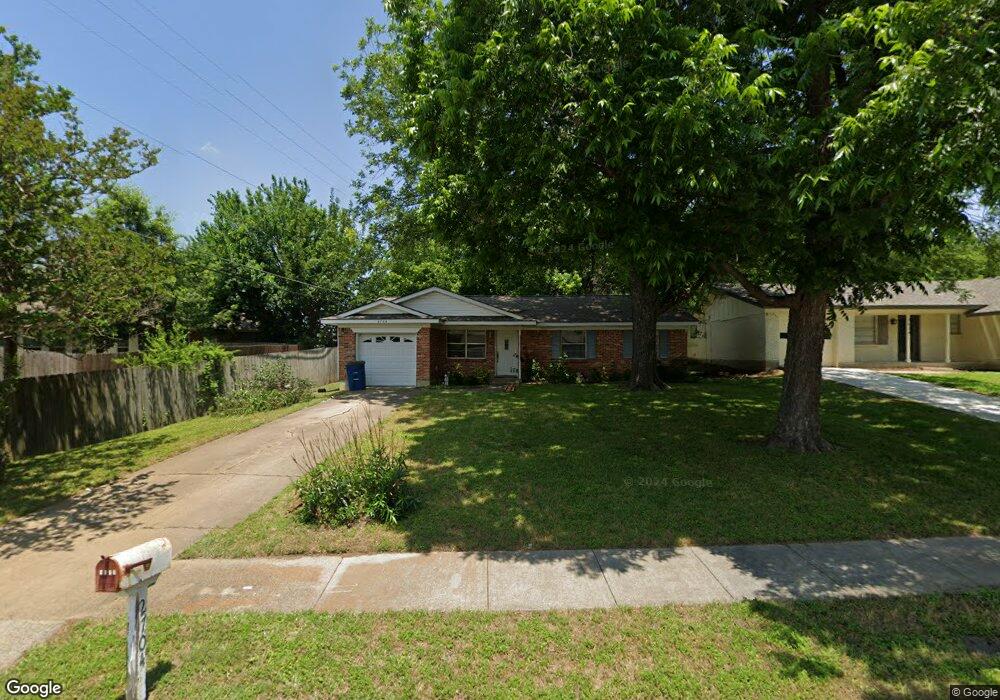 2704 Woodlawn Dr, Ennis, TX 75119 - photo 1