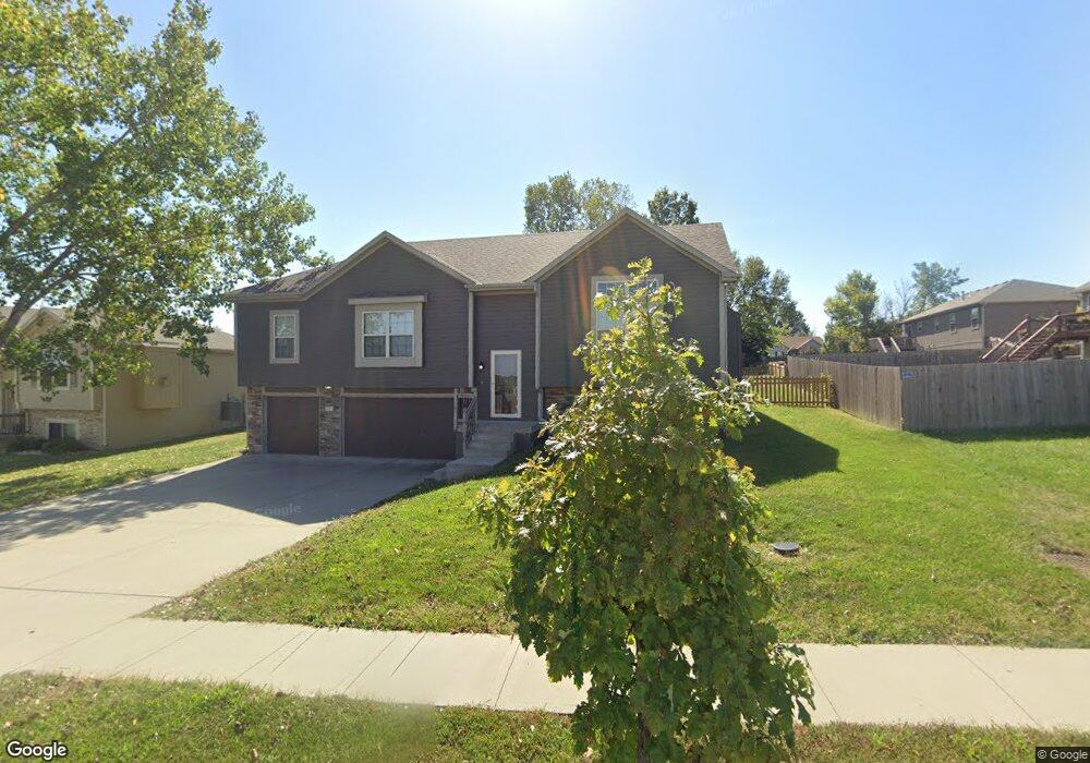 527 W Heritage Dr, Raymore, MO 64083 - photo 1