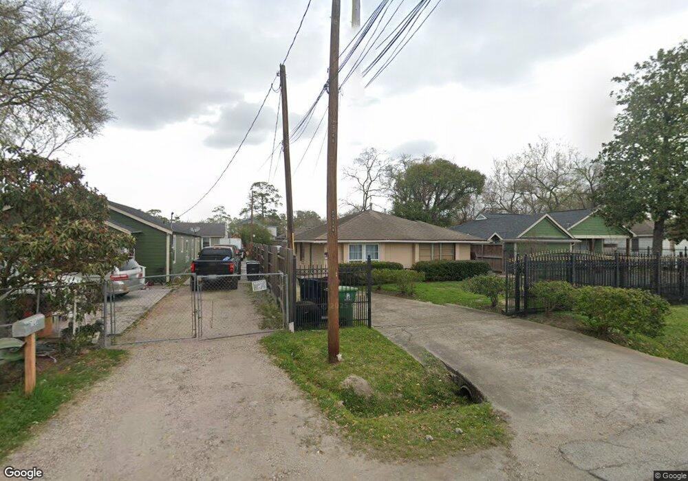 725 Duff Ln, Houston, TX 77022 - photo 1