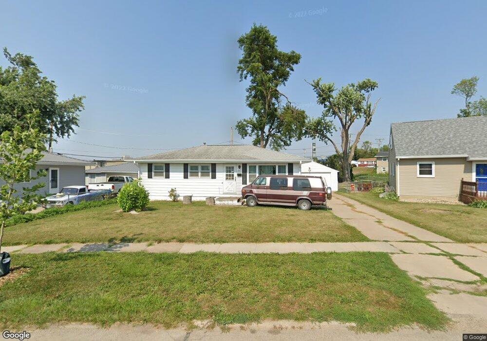 201 Wesley Dr NW, Cedar Rapids, IA 52405 - photo 1