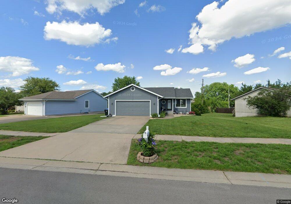 2542 SW Maxfield Rd, Topeka, KS 66614 - photo 1