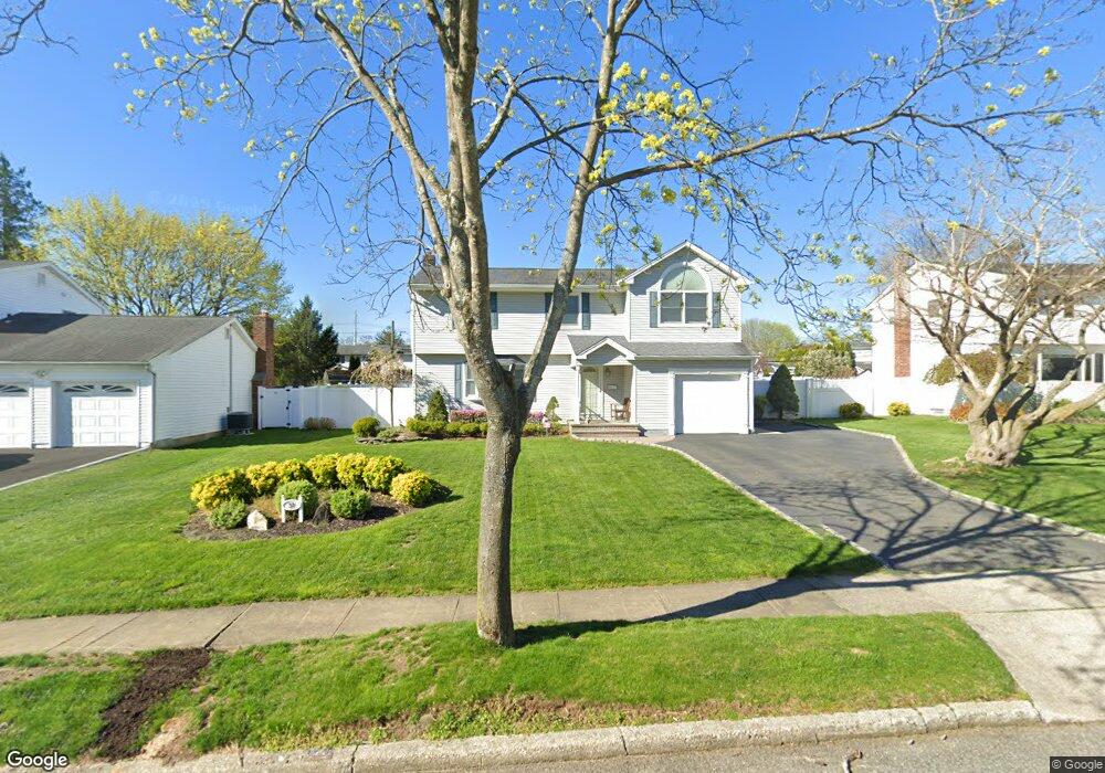 32 Comanche Ln, ComMacK, NY 11725 - photo 1