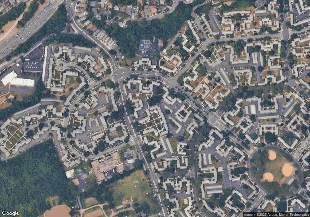 7215 Little Neck Pkwy unit 1, Glen Oaks, NY 11004 - photo 1