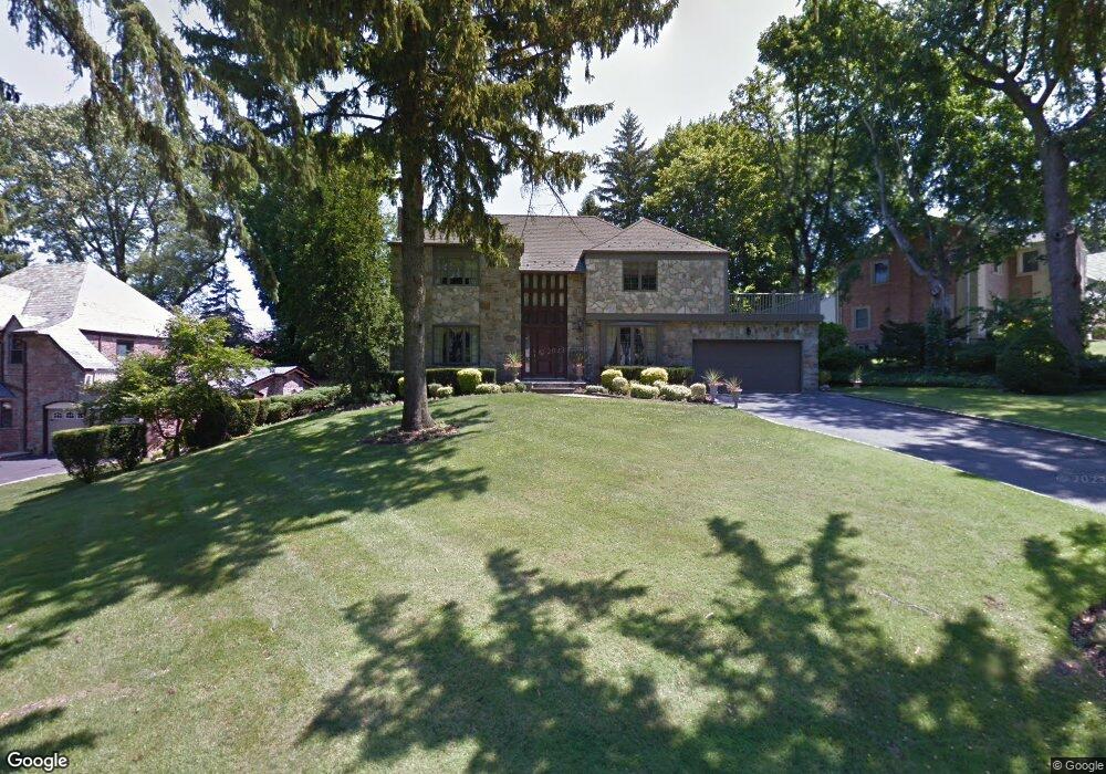 32 Foxcroft Rd, Manhasset, NY 11030 - photo 1