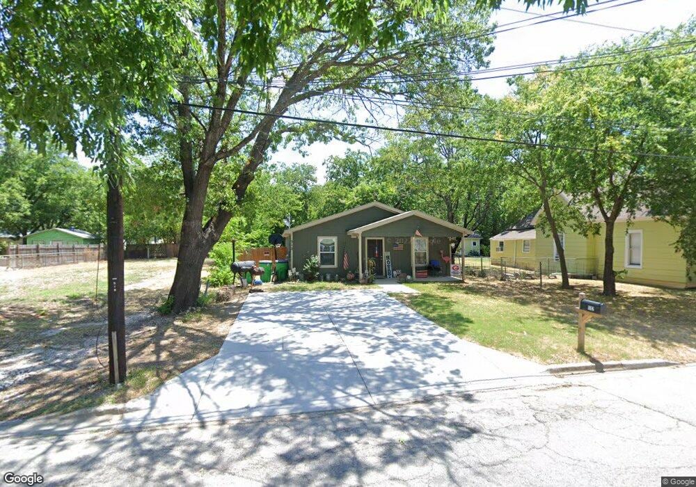 512 N Clements St, Gainesville, TX 76240 - photo 1