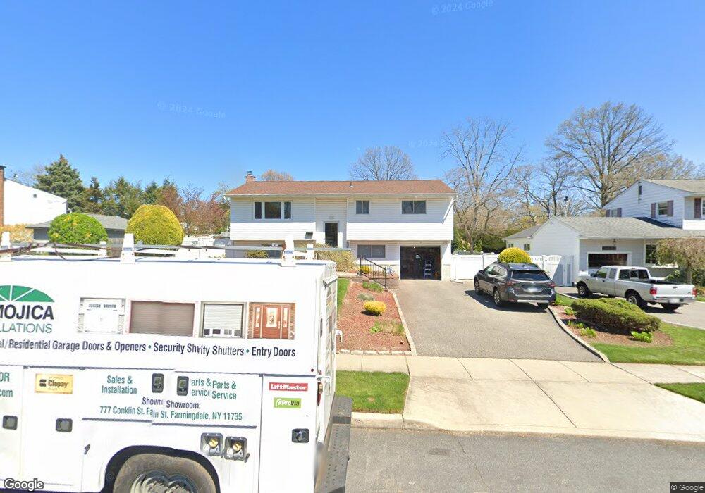 33 Bethany Dr, ComMacK, NY 11725 - photo 1