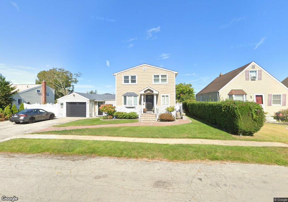 124 Riviera Pkwy, Lindenhurst, NY 11757 - photo 1