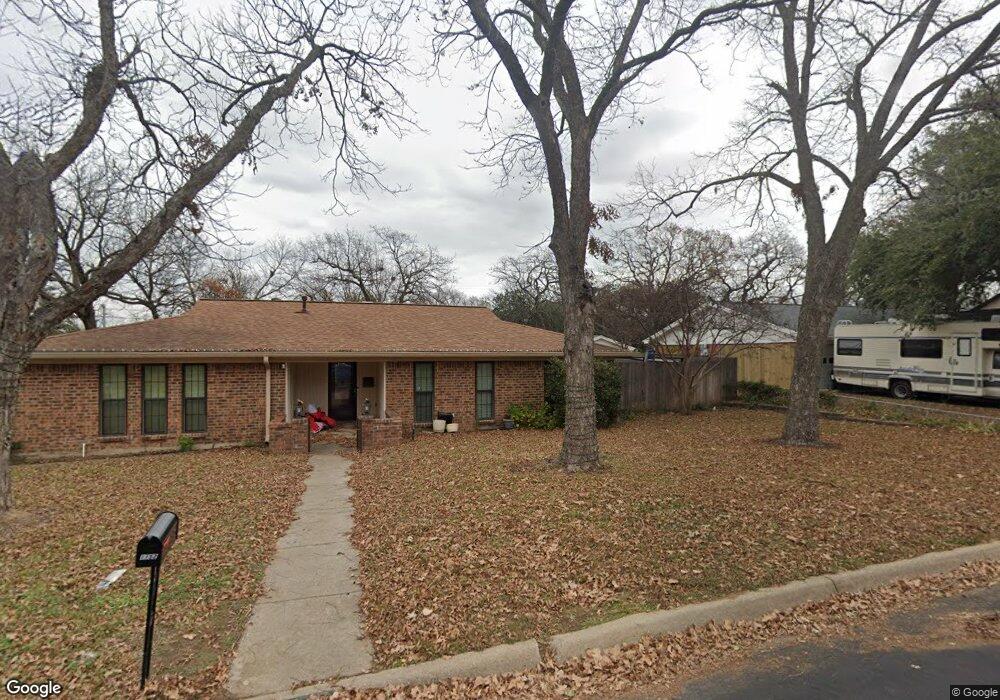 1152 Forest Oaks Ln, Hurst, TX 76053 - photo 1