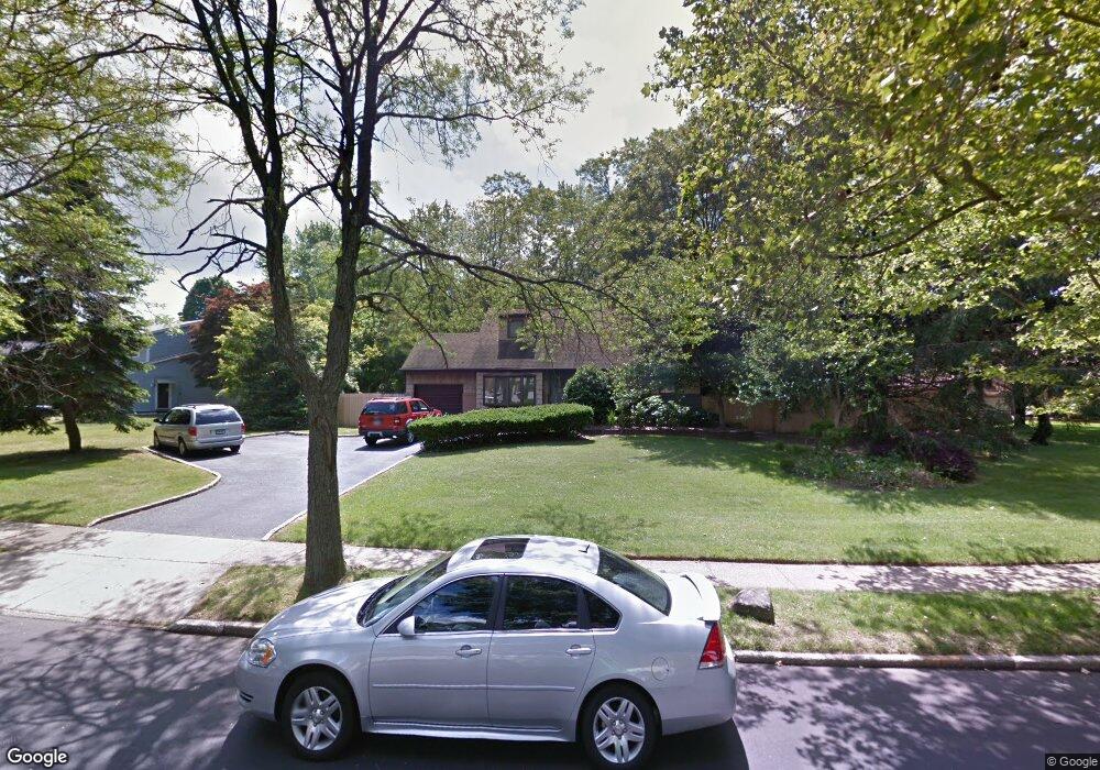 8 Pawnee Dr, ComMacK, NY 11725 - photo 1