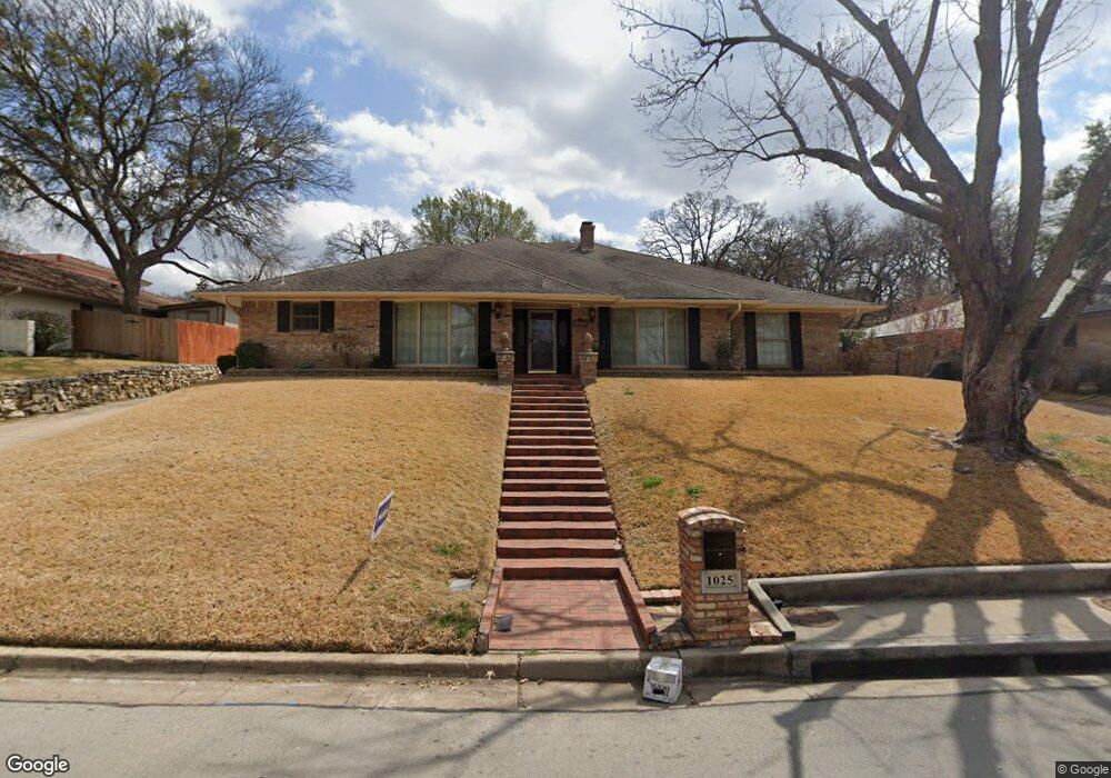 1025 Loch Lomond Dr, Arlington, TX 76012 - photo 1