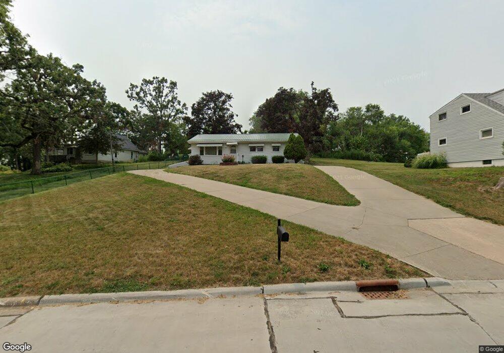 2932 Outlook Dr SW, Cedar Rapids, IA 52404 - photo 1