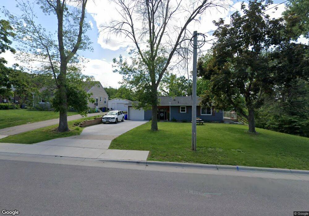 1055 Memorial Dr SE, Cedar Rapids, IA 52403 - photo 1