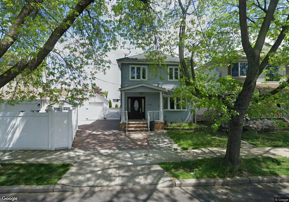 8433 266th St, Floral Park, NY 11001 - photo 1