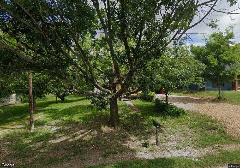 514 W Locust St, Whitewright, TX 75491 - photo 1