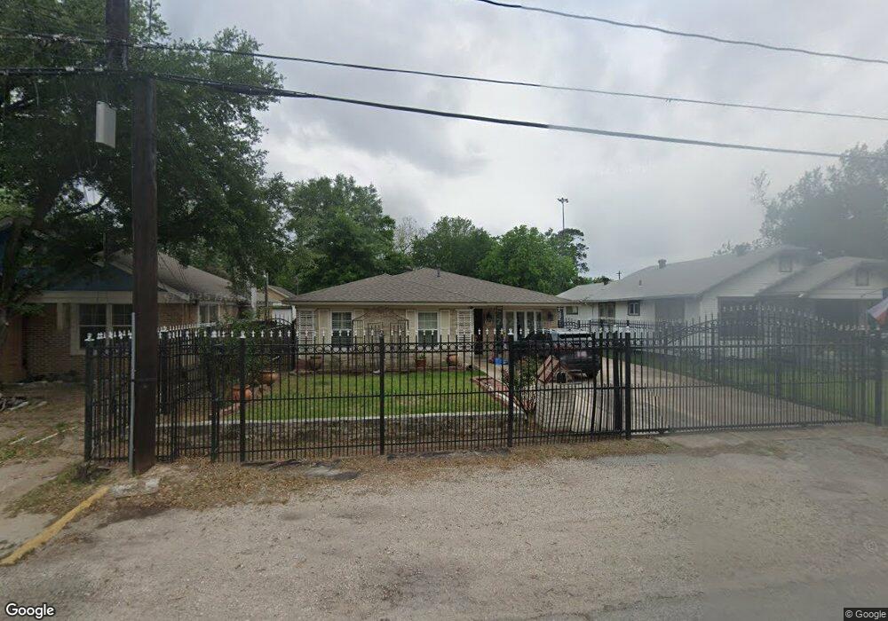 904 Caplin St, Houston, TX 77022 - photo 1