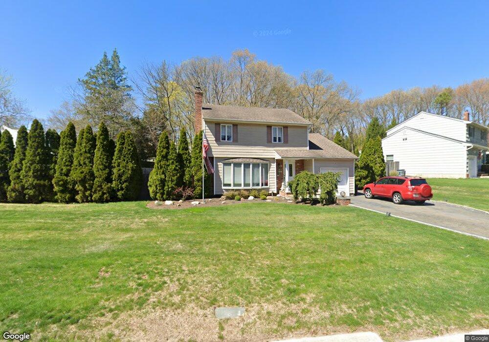 127 Cornell Dr, ComMacK, NY 11725 - photo 1