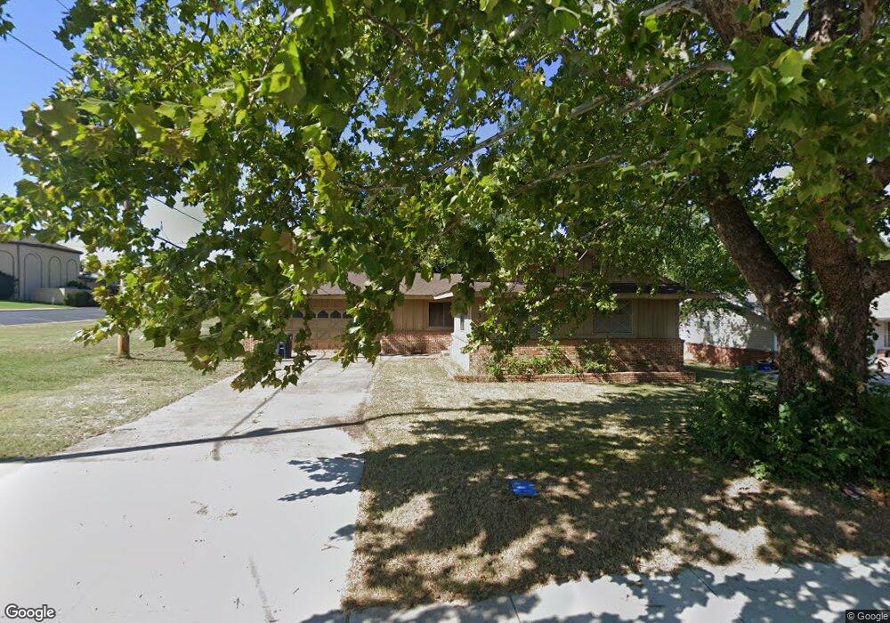 304 E Independence St, Shawnee, OK 74804 - photo 1