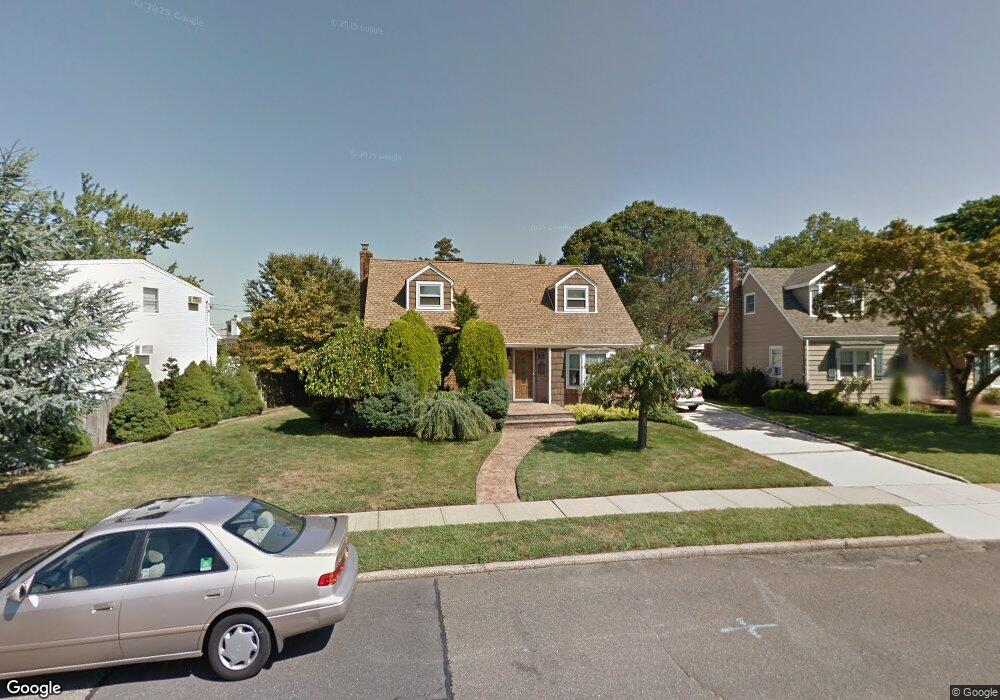 1062 Park Ln E, Franklin Square, NY 11010 - photo 1