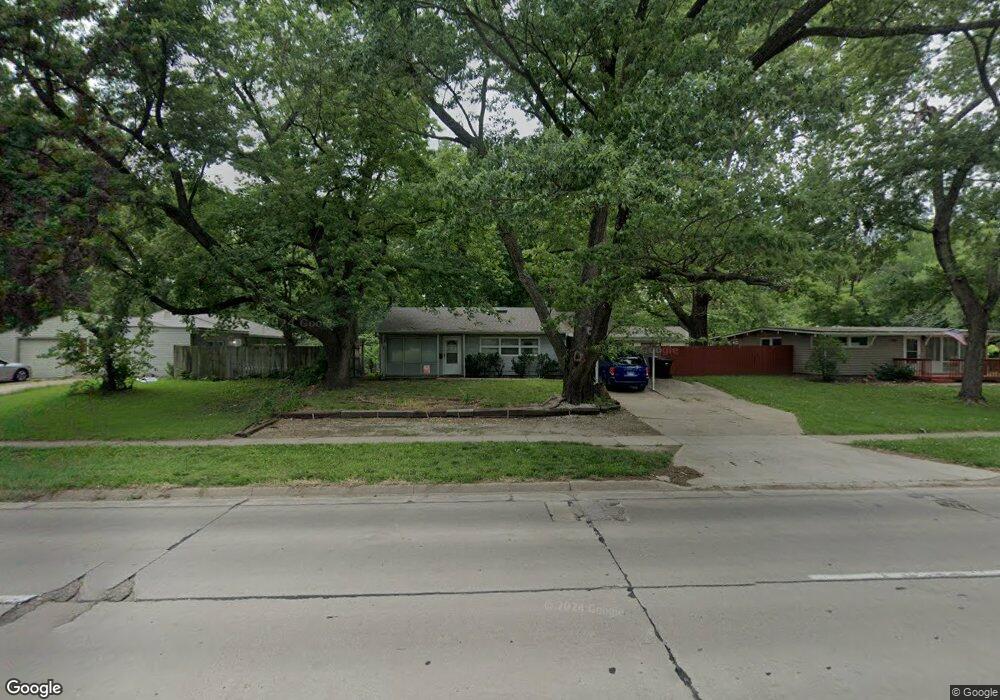 2305 SW Washburn Ave, Topeka, KS 66611 - photo 1