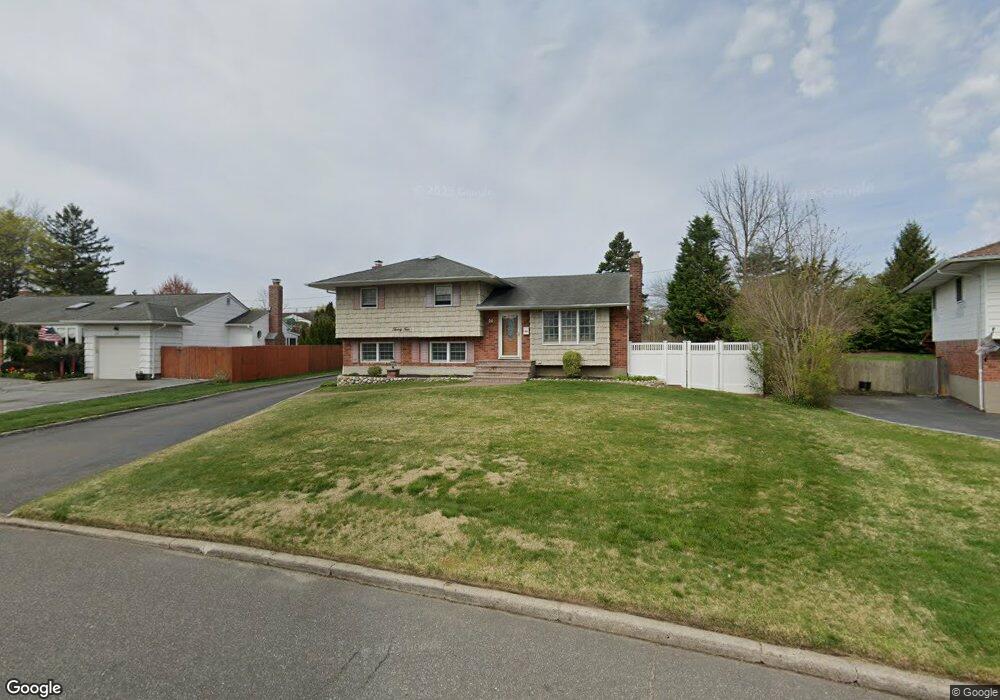 24 Montrose Dr, ComMacK, NY 11725 - photo 1