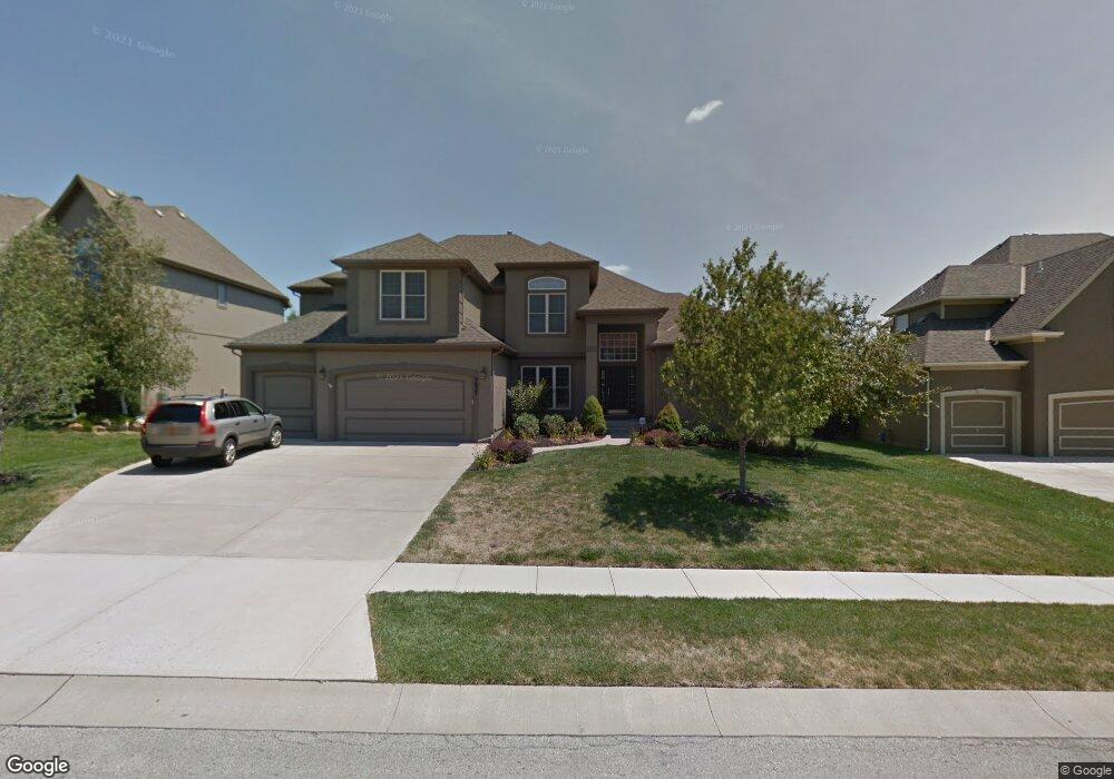 5633 Roundtree St, Shawnee, KS 66226 - photo 1