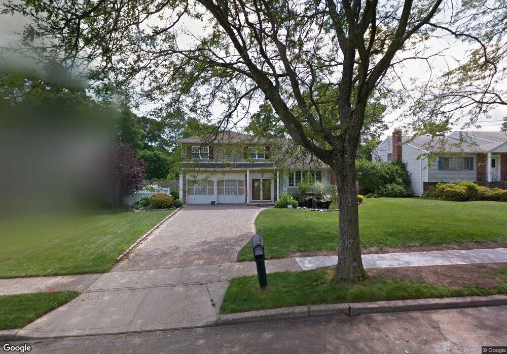 30 Sioux Dr, ComMacK, NY 11725 - photo 1