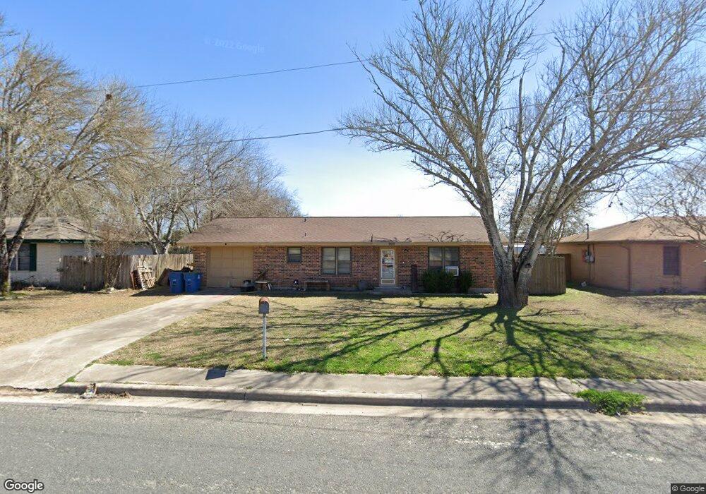 905 W Walton St, Beeville, TX 78102 - photo 1