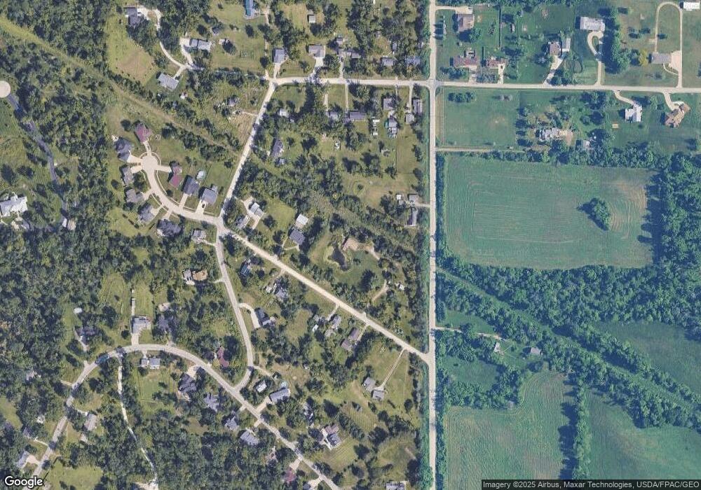 4902 Broadway Dr, Cedar Rapids, IA 52403 - photo 1