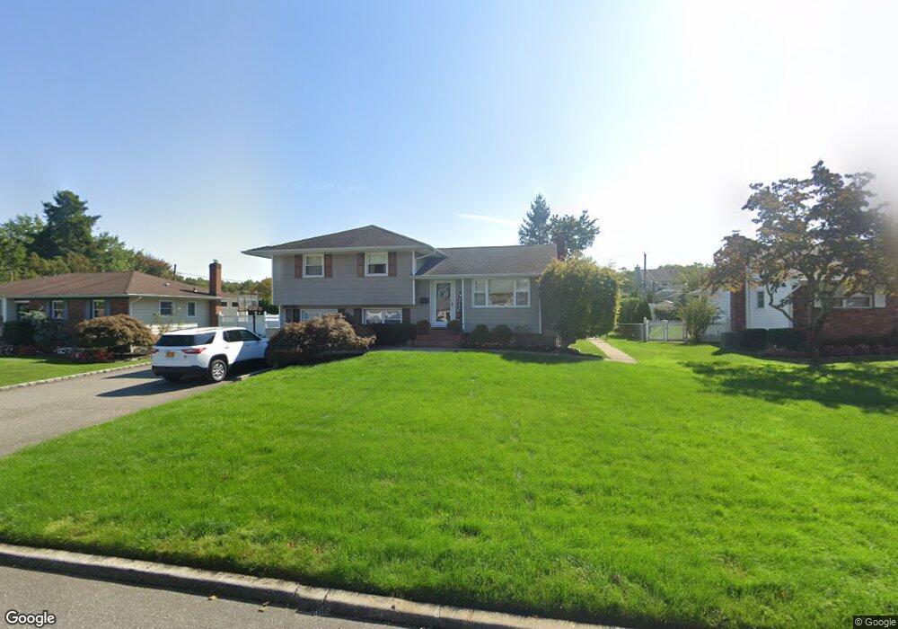 14 Tyram Ln, ComMacK, NY 11725 - photo 1