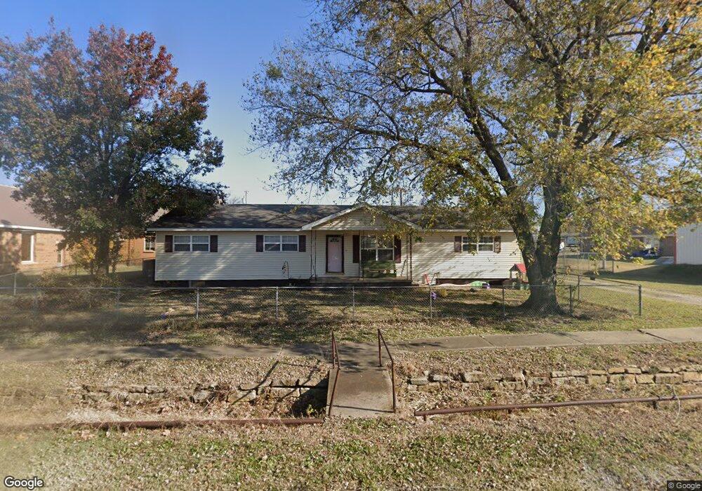 208 N Broadway St, Henryetta, OK 74437 - photo 1