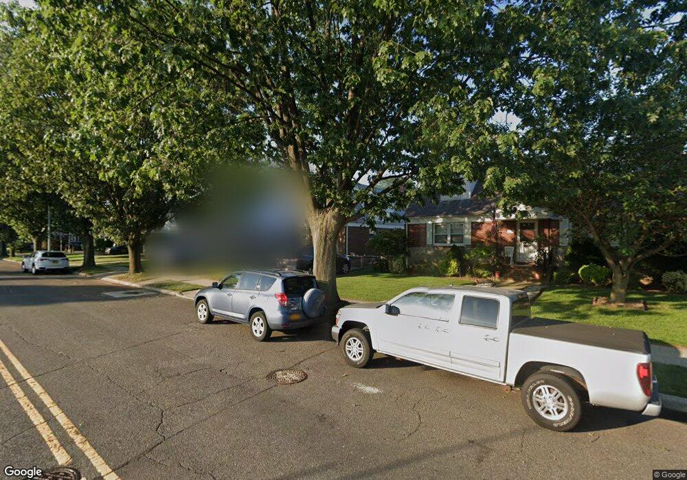 7831 267th St, Glen Oaks, NY 11004 - photo 1