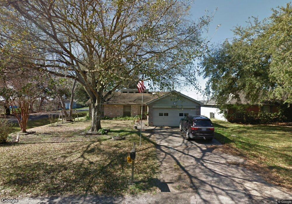 301 Lindsey Ave, Bay City, TX 77414 - photo 1