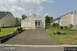 10 Sandpiper Ln, Dayton, NJ 08810