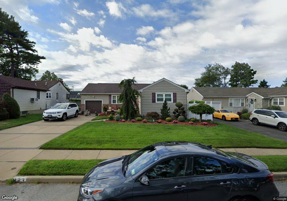 823 Princeton Rd, Franklin Square, NY 11010 - photo 1