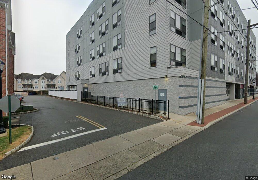 180 Roosevelt Ave unit 215, Carteret, NJ 07008 - photo 1