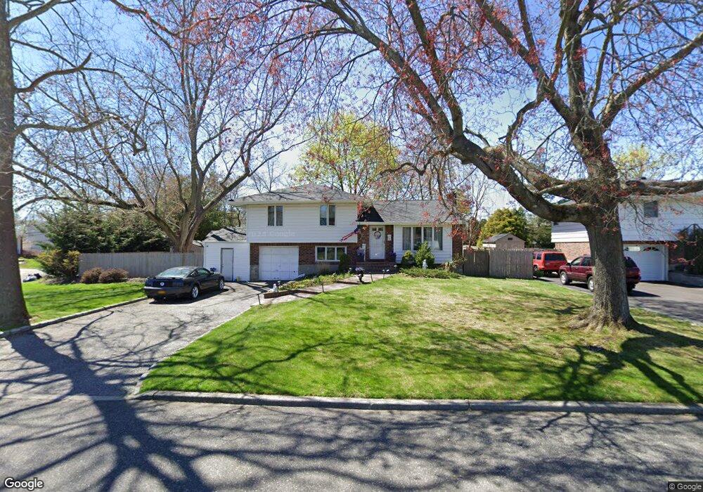 2 Sycamore Ln, ComMacK, NY 11725 - photo 1