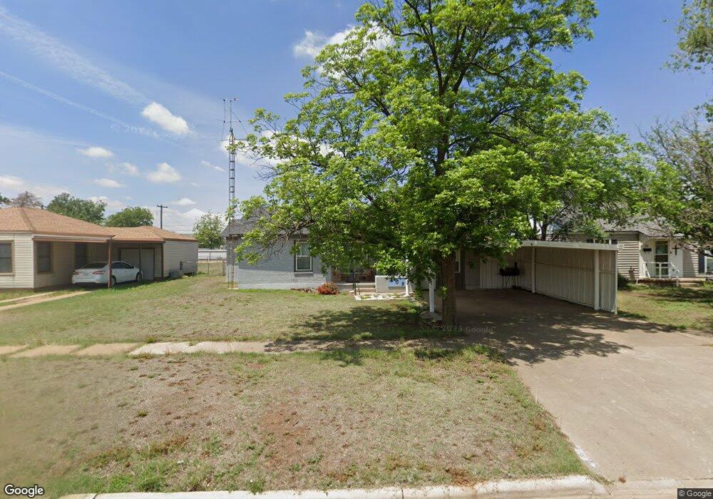 305 Irene St, Plainview, TX 79072 - photo 1