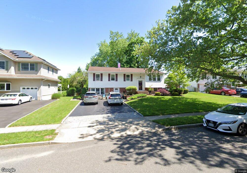 33 Parkway Dr N, ComMacK, NY 11725 - photo 1