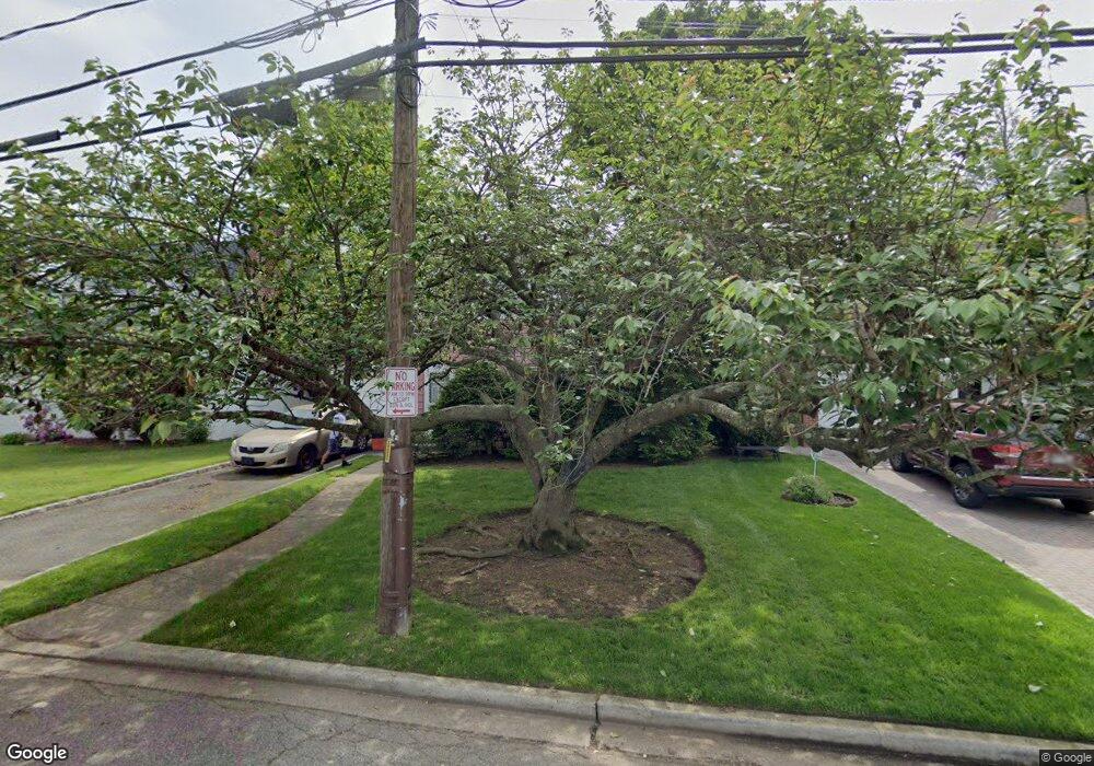 569 Palm Ln, West Hempstead, NY 11552 - photo 1